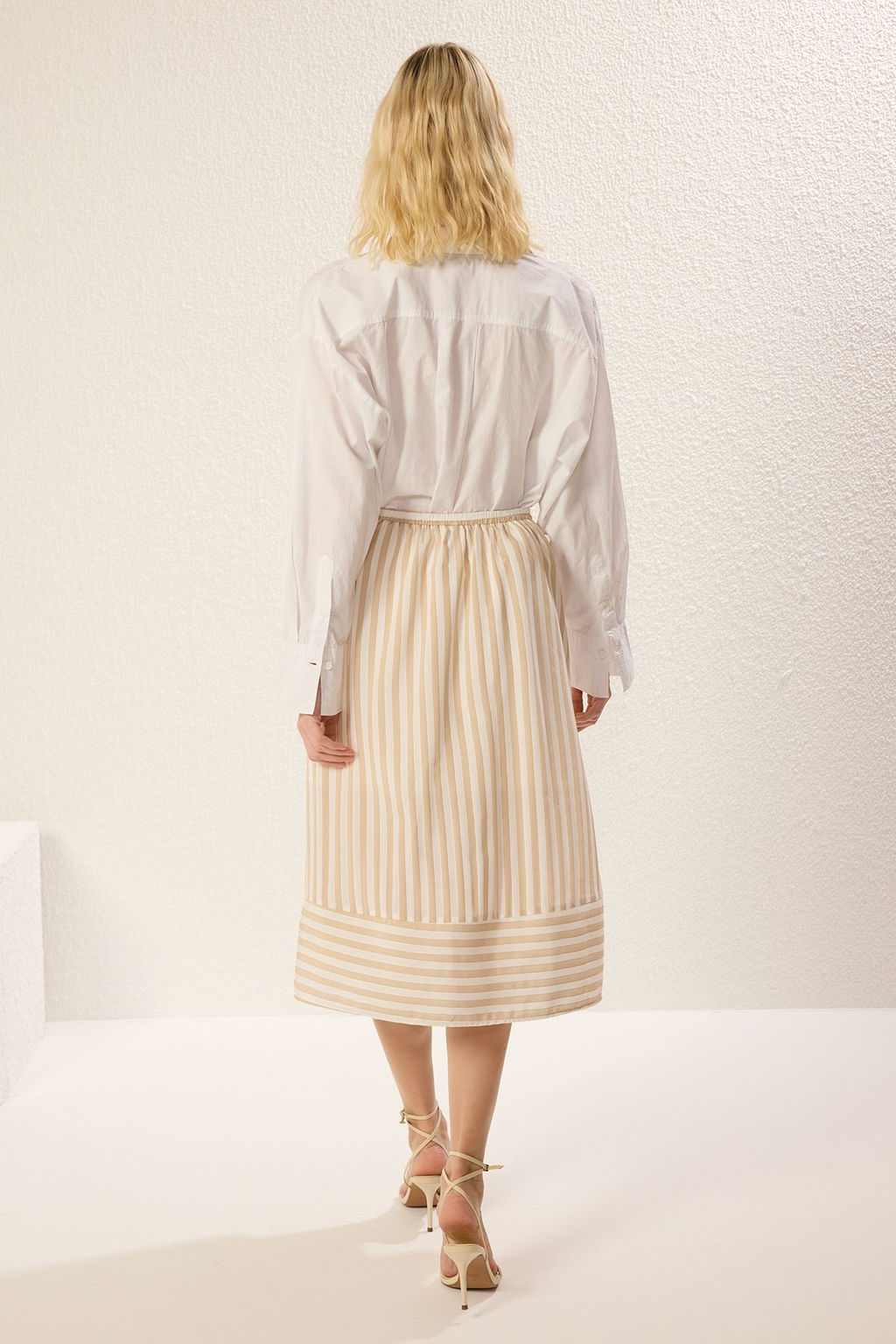 TRENDYOLMILLA Bej Onden Dugme DEtayl? Cizgili A-Line Midi Boy Dokuma Etek TWOSS25ET00079 фото 6