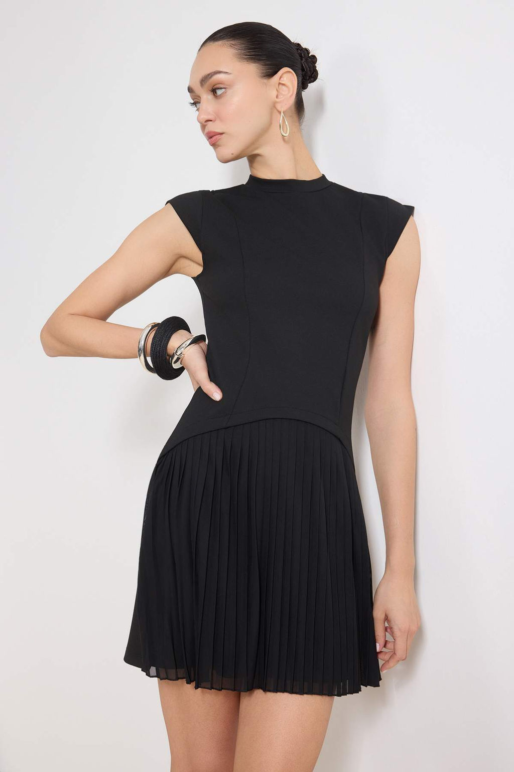 Siyah Duz Skater Bisiklet Yaka Dusuk Kol Kolsuz Mini Interlok Astarl? Orme Elbise TWOSS26EL00147