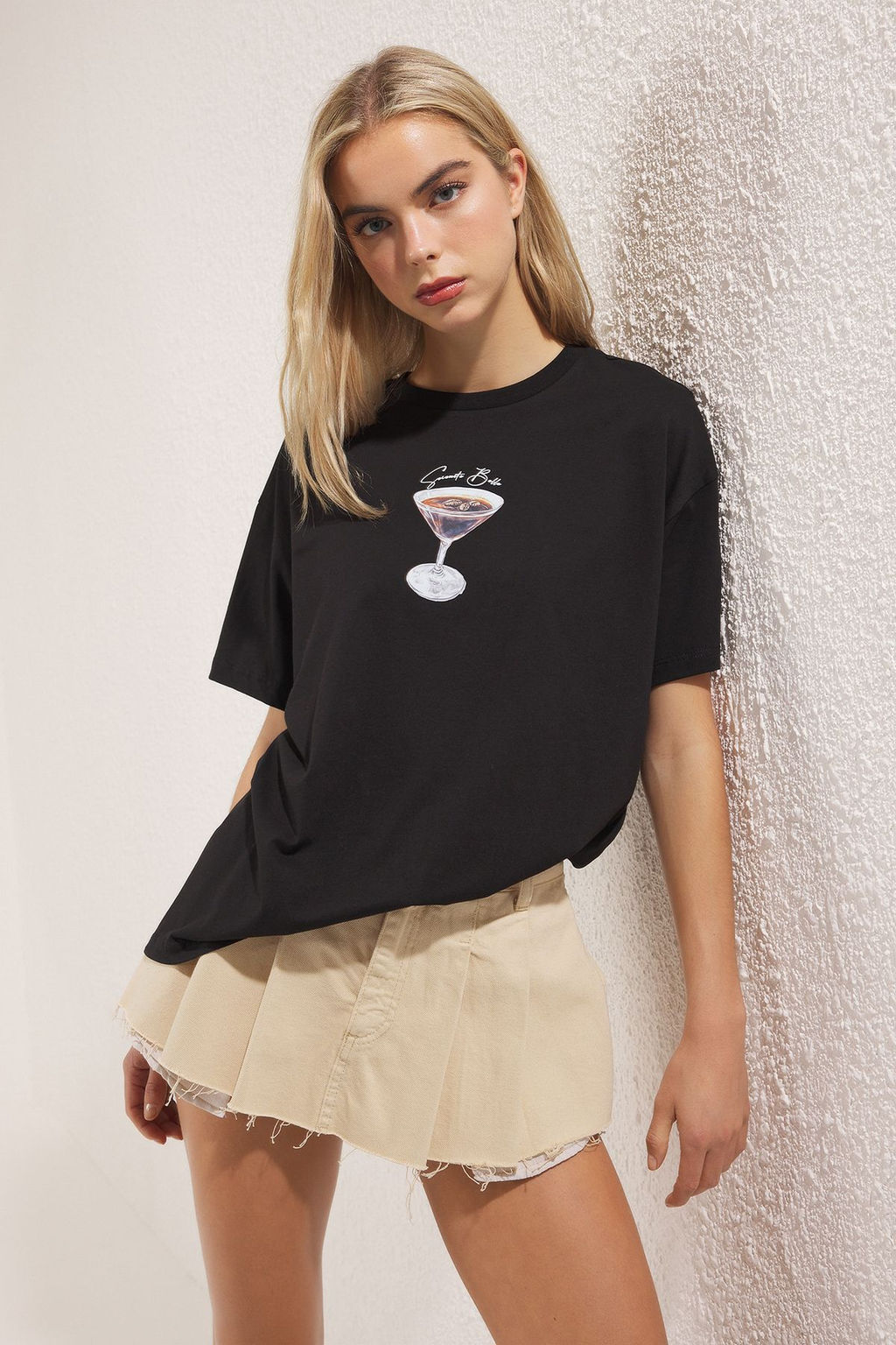 Trendyolmilla Ekru %100 Pamuk Oversize/Genis Kal?p Coctail Bask?l? Orme T-Shirt TWOSS25TS00202