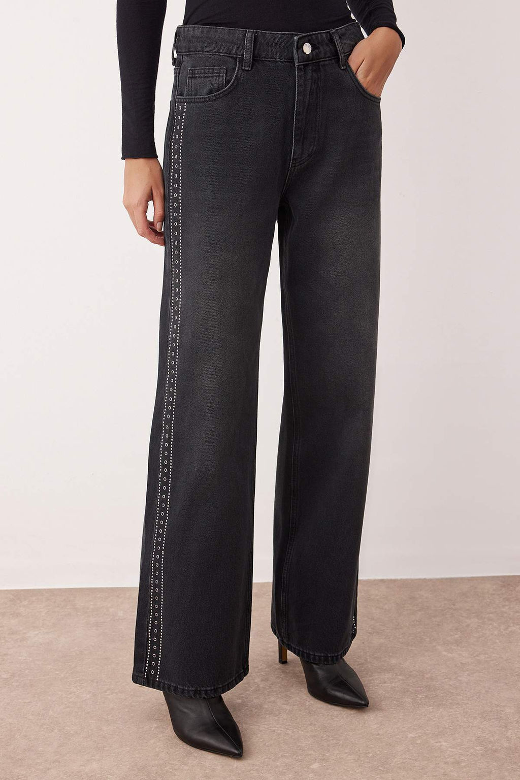 Wardrobe Essentials Siyah More Sustainable Yuksek Bel Aksesuar Detayl? Wide Leg Jeans TWOAW26JE00104