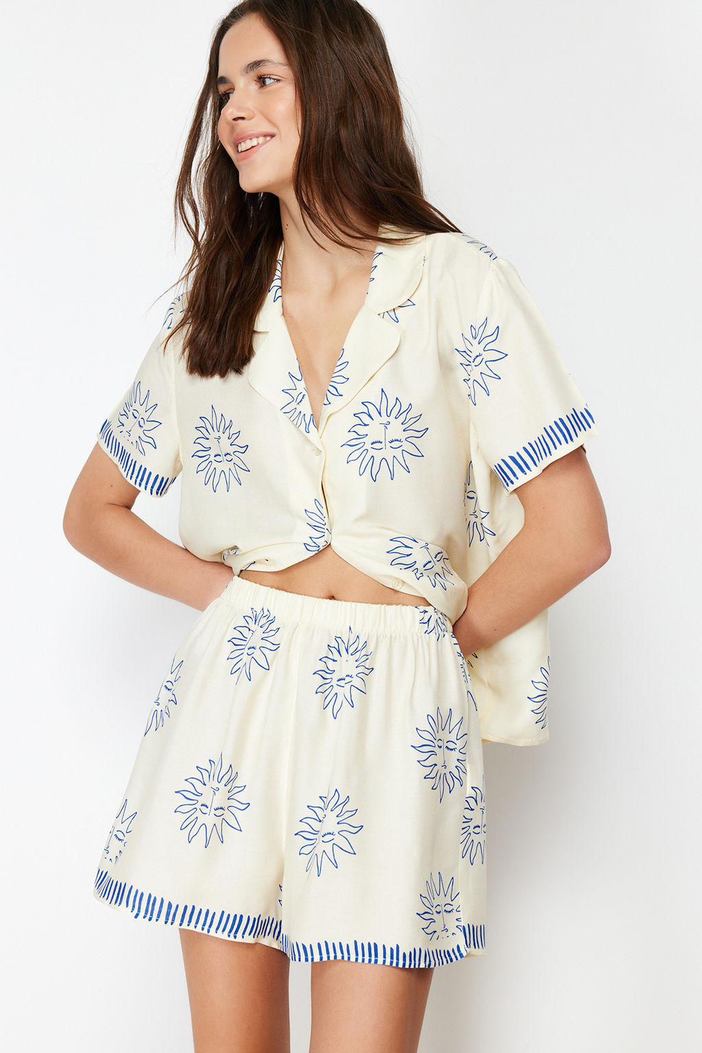 Trendyolmilla Ekru-Lacivert Gunes Desenli Viskon Sortlu Dokuma Pijama Tak?m? THMSS24PT00009  фото 8