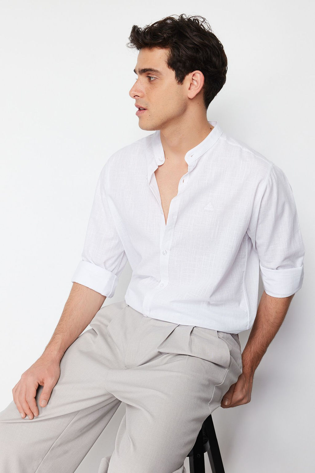 TRENDYOL MAN Beyaz Regular Fit Hakim Yaka Nak?s Detayl? %100 Pamuklu Gomlek TMNSS24GO00009