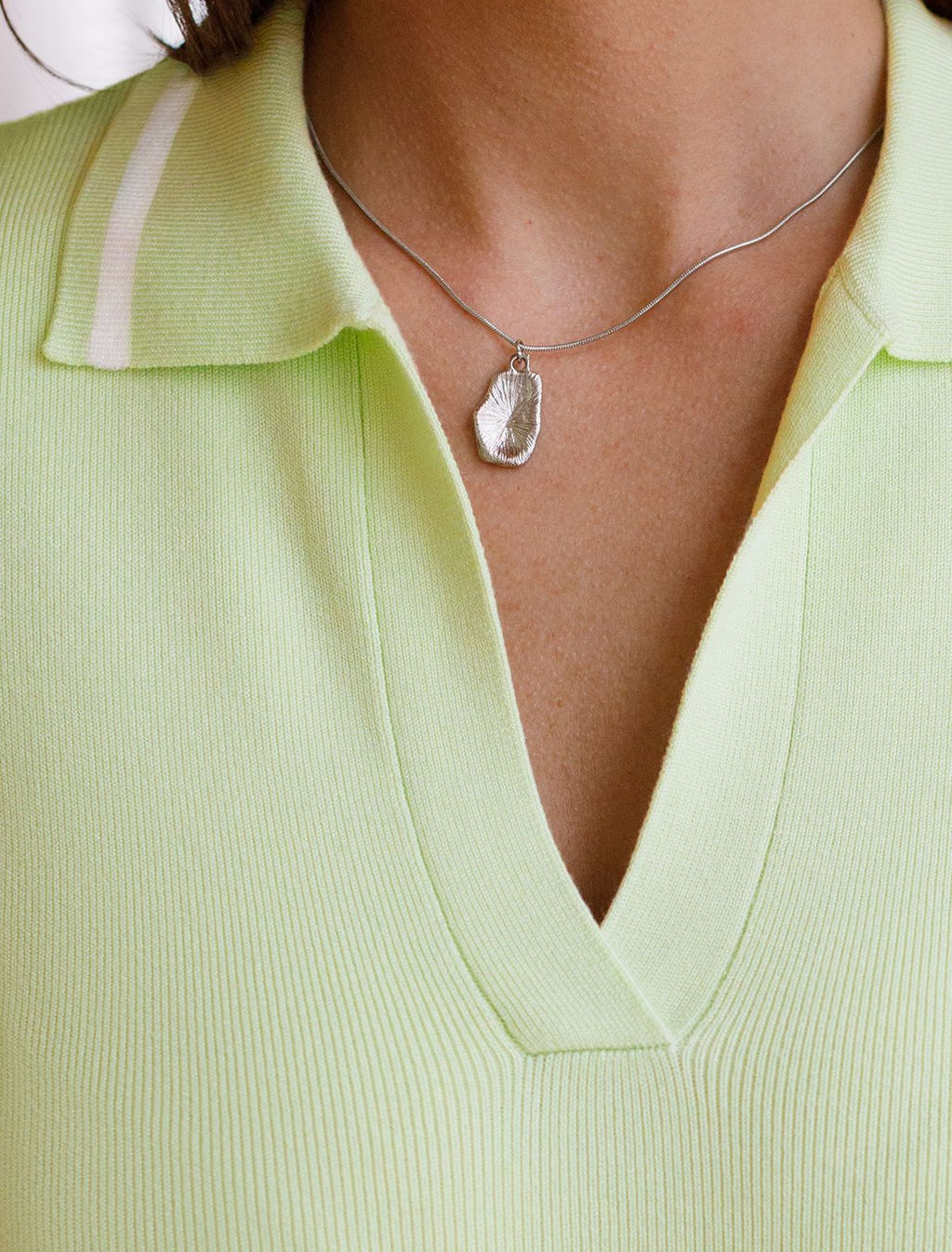 Джемпер с воротником-поло с коротким рукавом тонкой вязки из вискозы