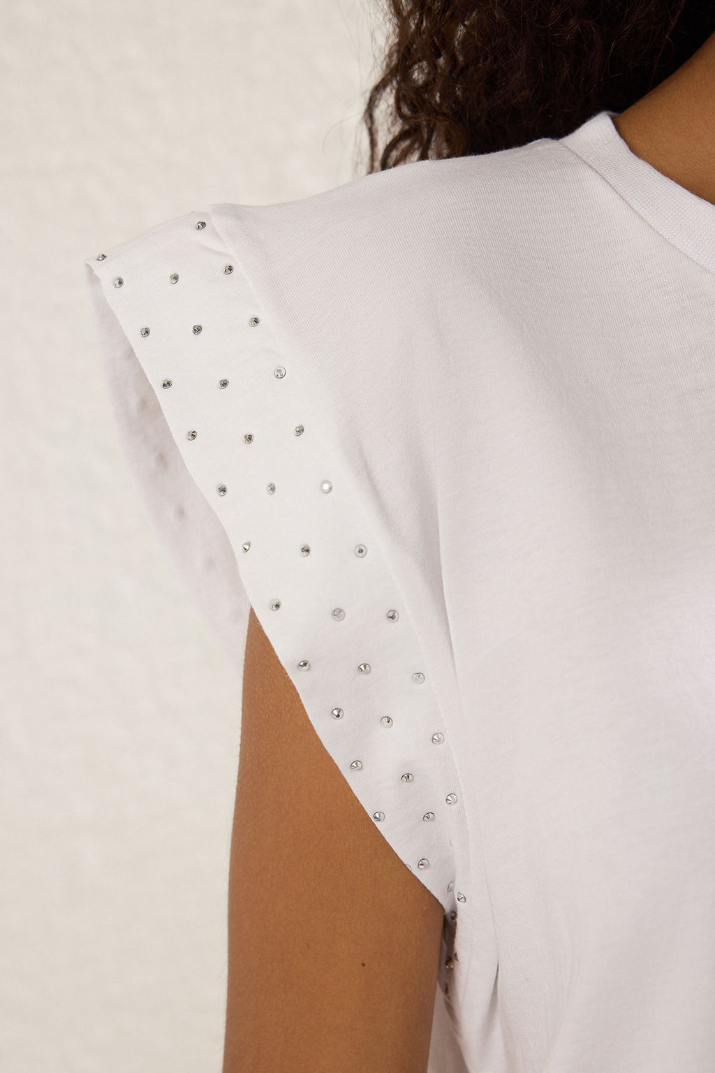 Beyaz %100 Pamuk Tas Detayl? Vatka Gorunumlu Relaxed Bisiklet Yaka Orme T-Shirt TWOSS23TS00016