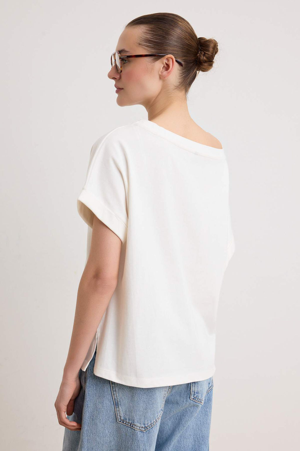 Ekru Slogan Oversize Kay?k Yaka Dusuk Kol K?sa 2 iplik penye Orme T-Shirt TWOSS26TS00150 - Trendyolmilla фото 4
