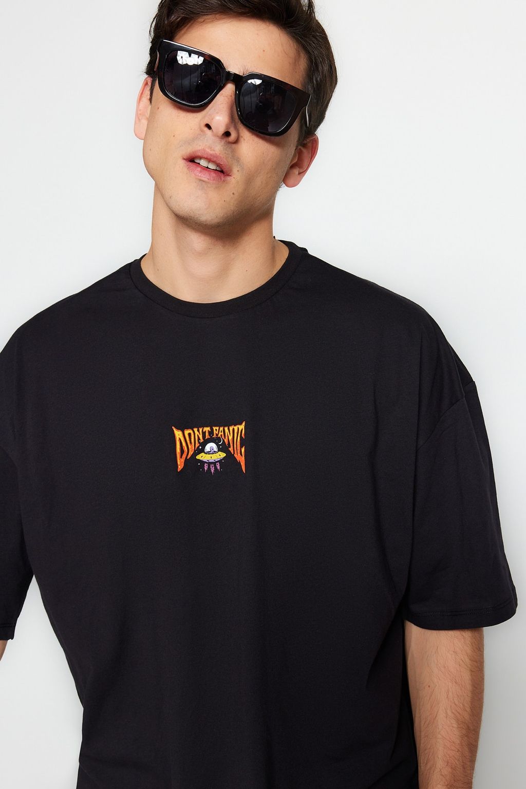 TRENDYOL MAN Siyah Oversize/Genis Kesim Uzay Bask?l? %100 Pamuklu T-Shirt TMNSS23TS00120 - Trendyolmilla фото 10