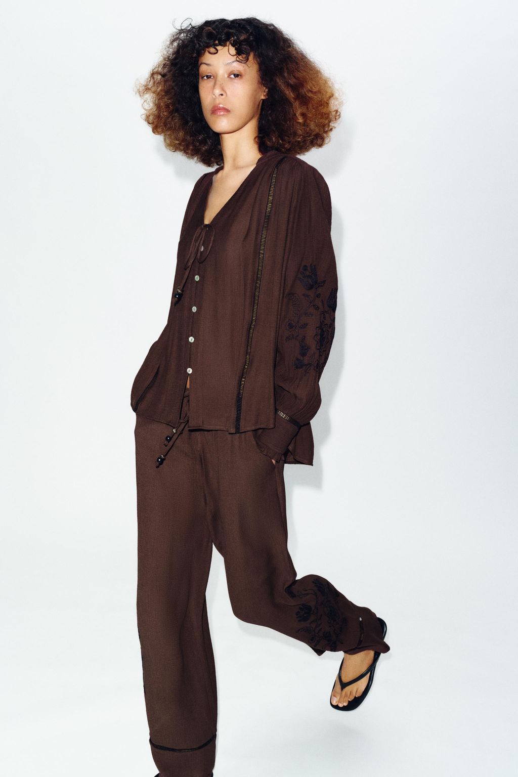 PANTAL?N ANCHO BORDADOS ENTREDOSES / Marr?n - Zara фото 4