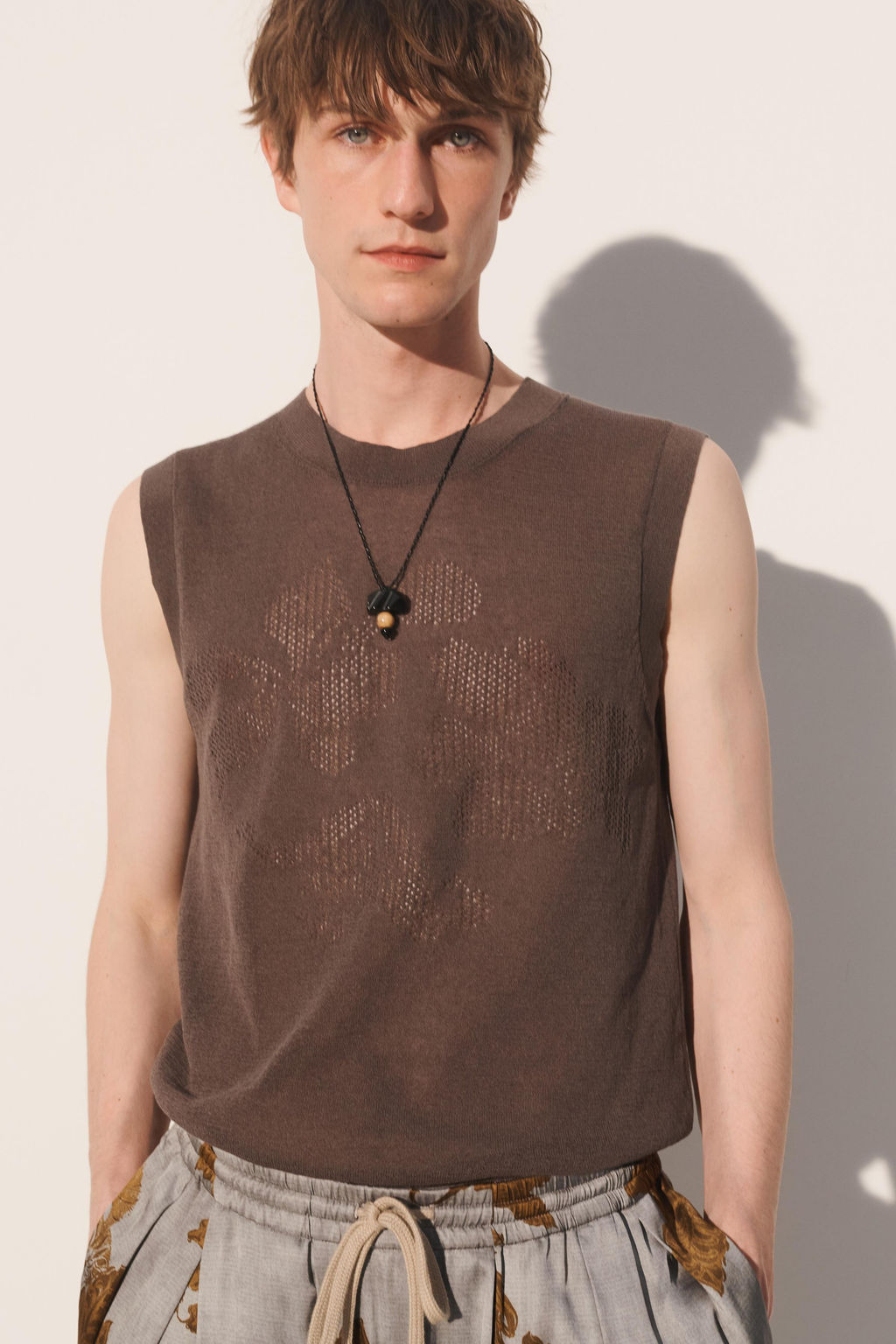 CHALECO PUNTO JACQUARD FLORES / Marr?n / Topo