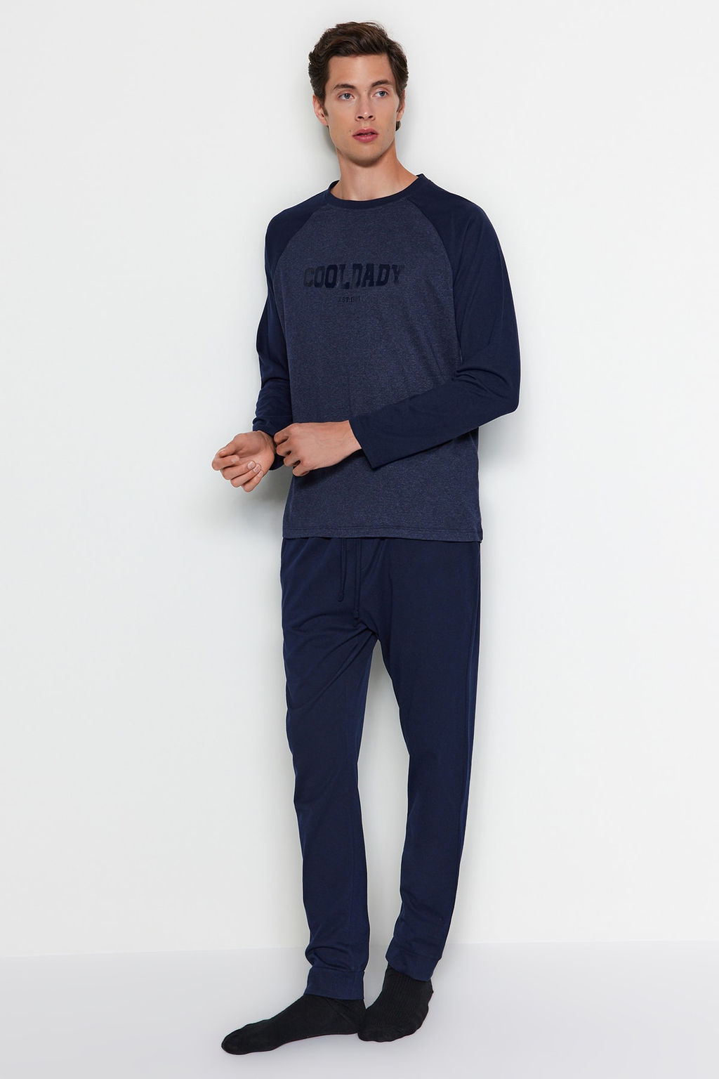 TRENDYOL MAN Siyah-Antrasit Regular Fit Bask?l? Reglan Kol Orme Pijama Tak?m? TMNAW23PT00032