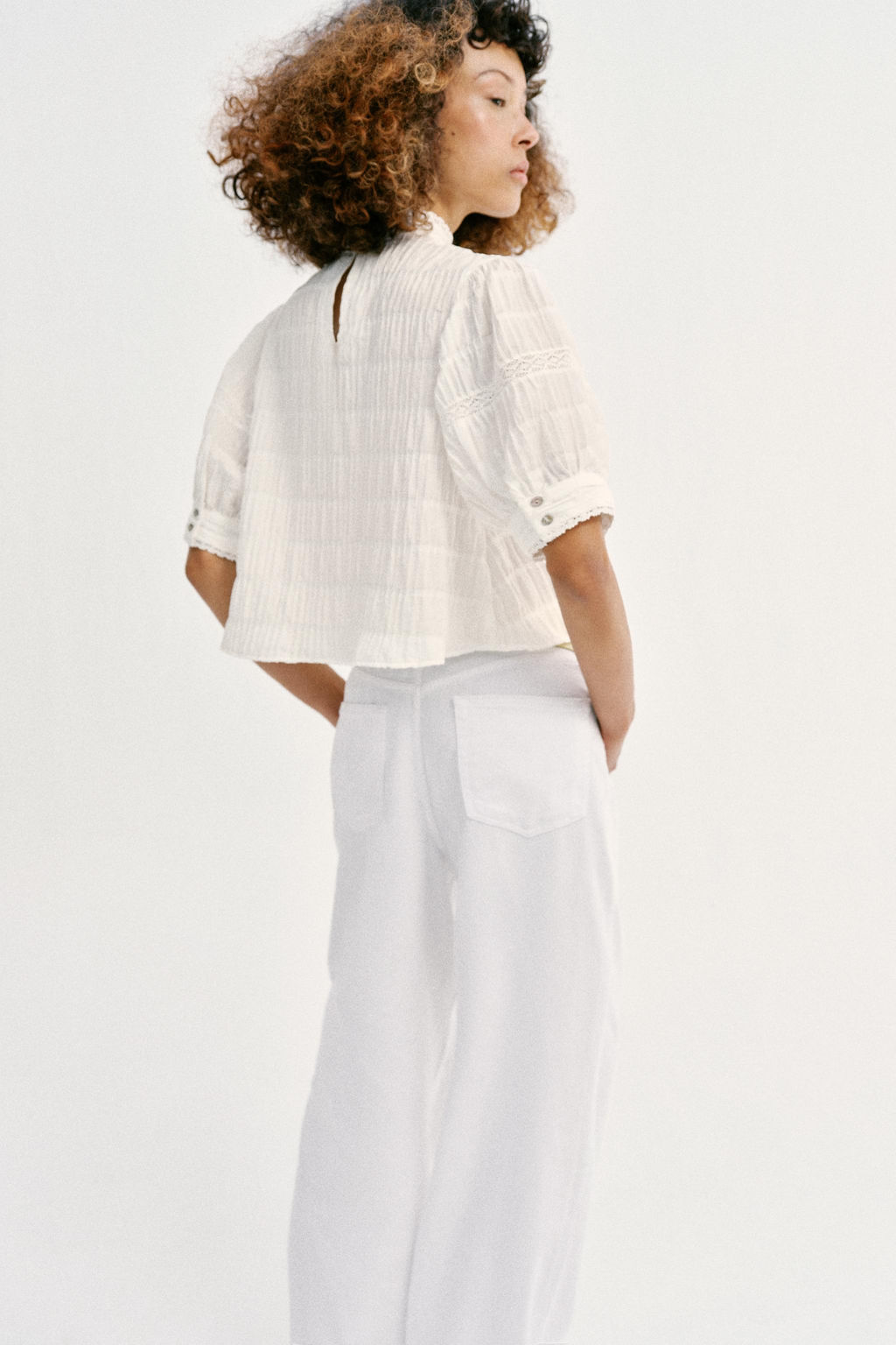 CAMISA ENTREDOSES MANGA GLOBO / Blanco - Zara фото 4