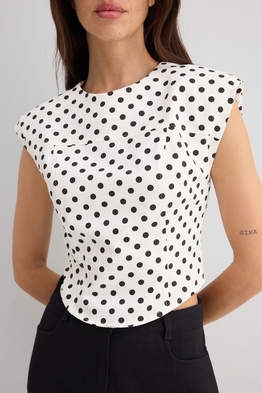 Trendyolmilla Beyaz Gabardin Pamuklu Crop Fitted Puantiyeli Dokuma Bluz TWOSS25BZ00556  фото 4