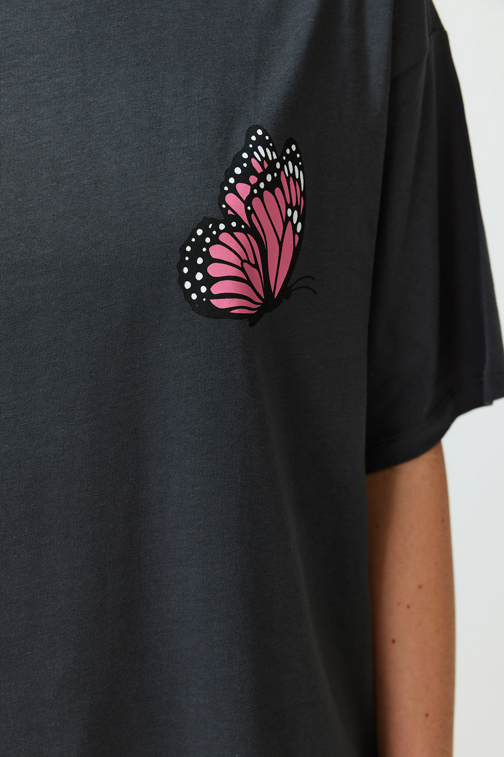 Antrasit On ve Arka Bask?l? Oversize/Genis Kal?p Bisiklet Yaka Orme T-Shirt TWOSS24TS00119