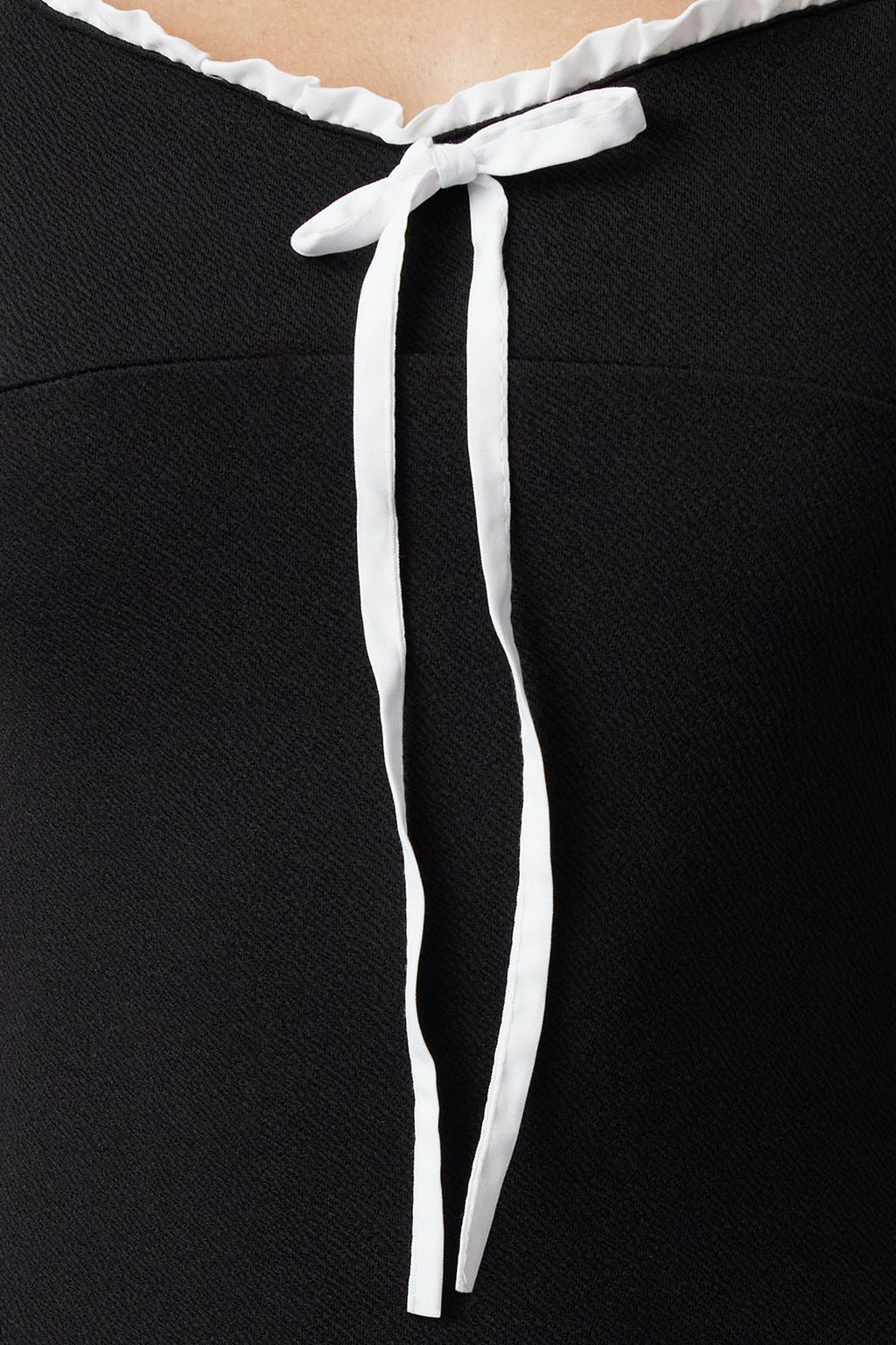 TRENDYOLMILLA Siyah Renk Bloklu Fiyonk Detayl? Bodycone/Vucuda Oturan Mini Orme Elbise TWOSS24EL01126