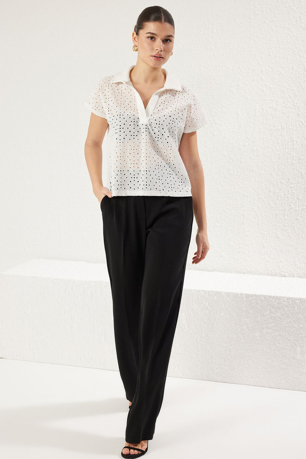 Beyaz Brode Detayl? Relaxed/Rahat Kal?p Polo Yaka K?sa Kol Orme Bluz TWOSS25BZ00071 - Trendyolmilla фото 2