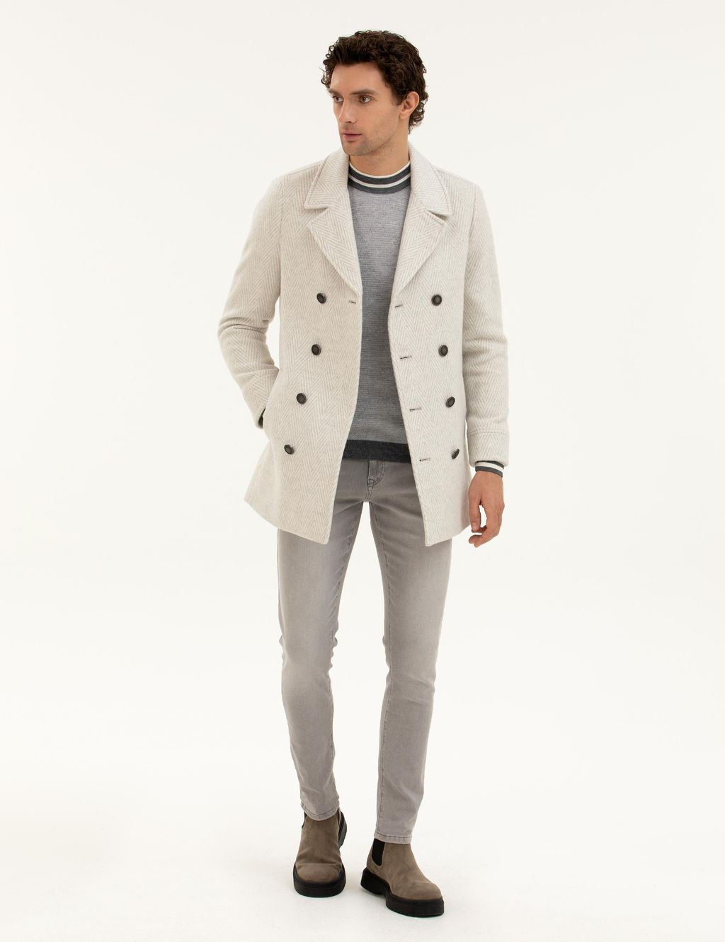 Белое приталенное пальто из смесовой шерсти с рыбьей спиной и кешью