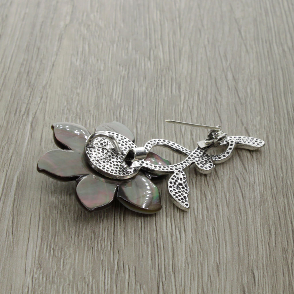 Брошь "Нарцисс" со вставкой из серого перламутра и ювелирного сплава