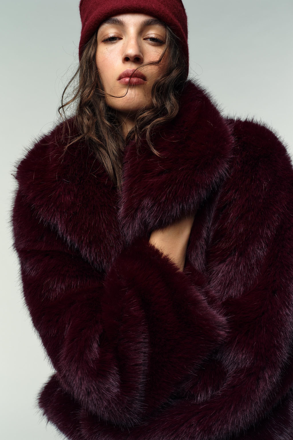 SHORT FAUX FUR COAT WITH FIREMAN CLASPS - Zara фото 5