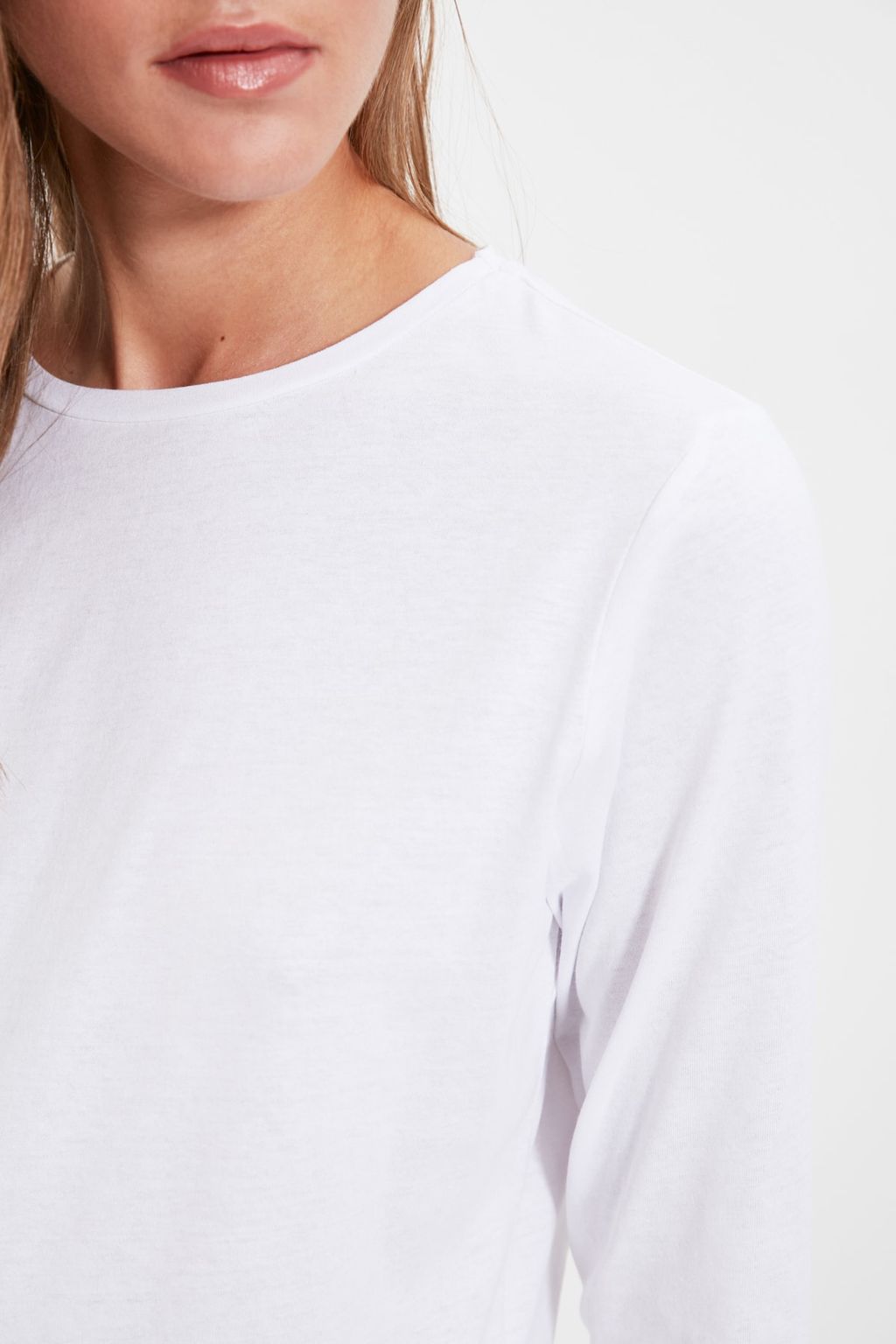 TRENDYOLMILLA Beyaz %100 Pamuk Uzun Kollu Bisiklet Yaka Regular/Normal Kal?p Basic Orme T-Shirt TWOAW21TS0098  фото 13