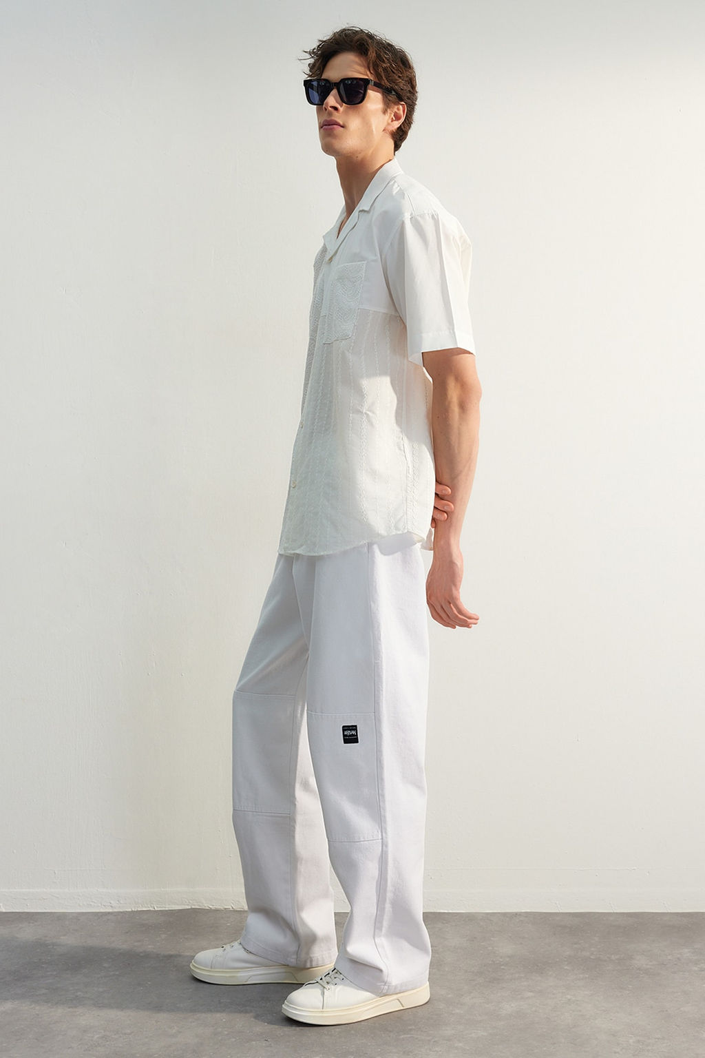 TRENDYOL MAN Limited Edition Beyaz Premium Loose Fit Etiket Detayl? Pantolon TMNSS23PL00038 - Trendyolmilla фото 3