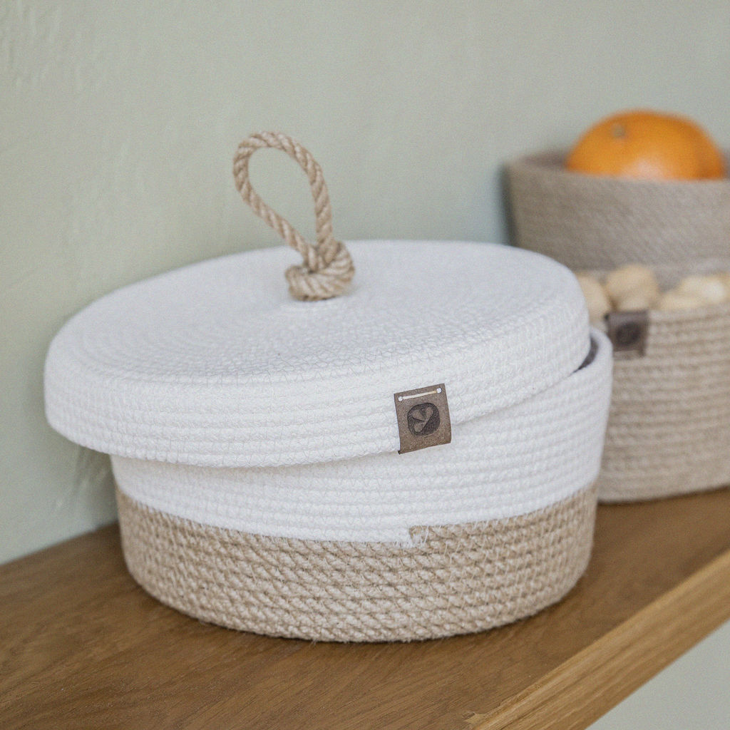 Корзина из джута круглая с крышкой 21х21х11см с белым кантом - Уютности фото 6
