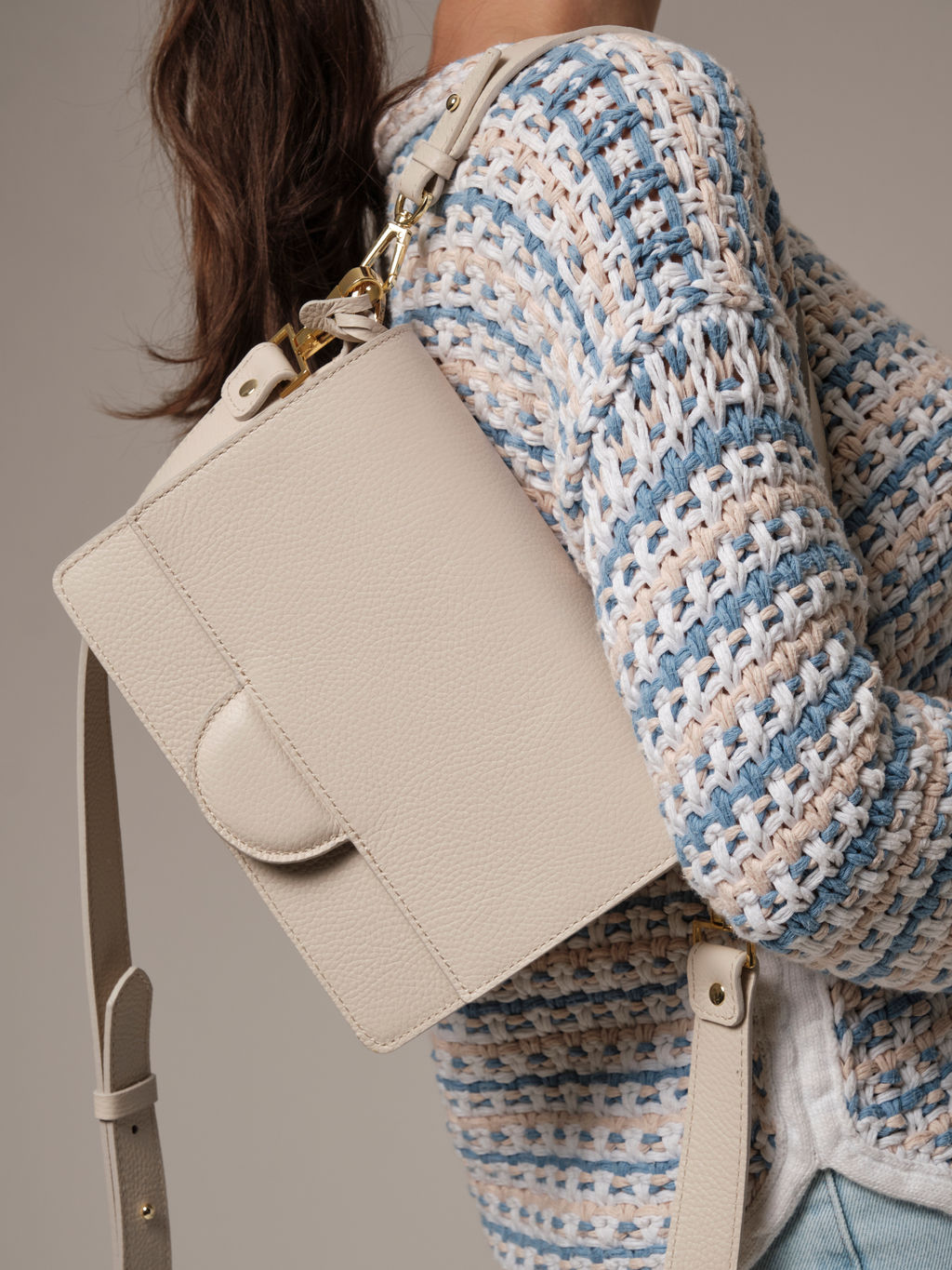 Сумка кожаная через плечо Deboro 30574 светлый крем