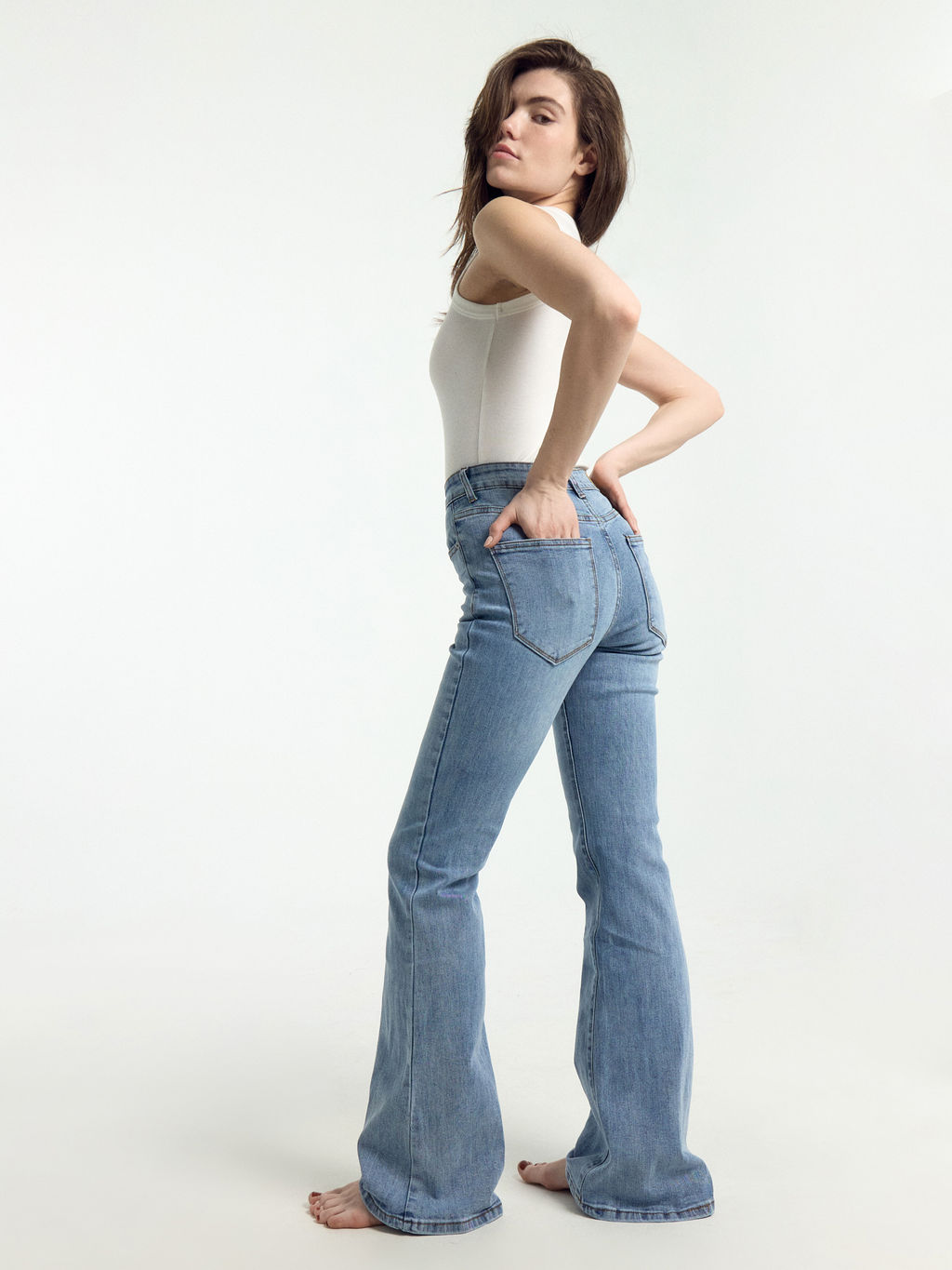 Брюки женские джинсовые FLARE FIT голубые голубой 2024-DTW1701-3 - Mark formelle фото 8