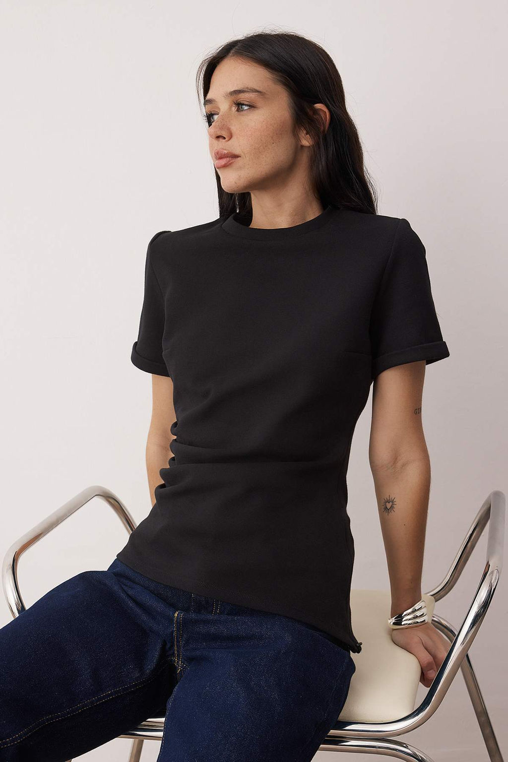 Trendyol Studio Collection Siyah Bisiklet Yaka Asimetrik Vucuda Oturan Orme T-Shirt TWOAW26TS00023