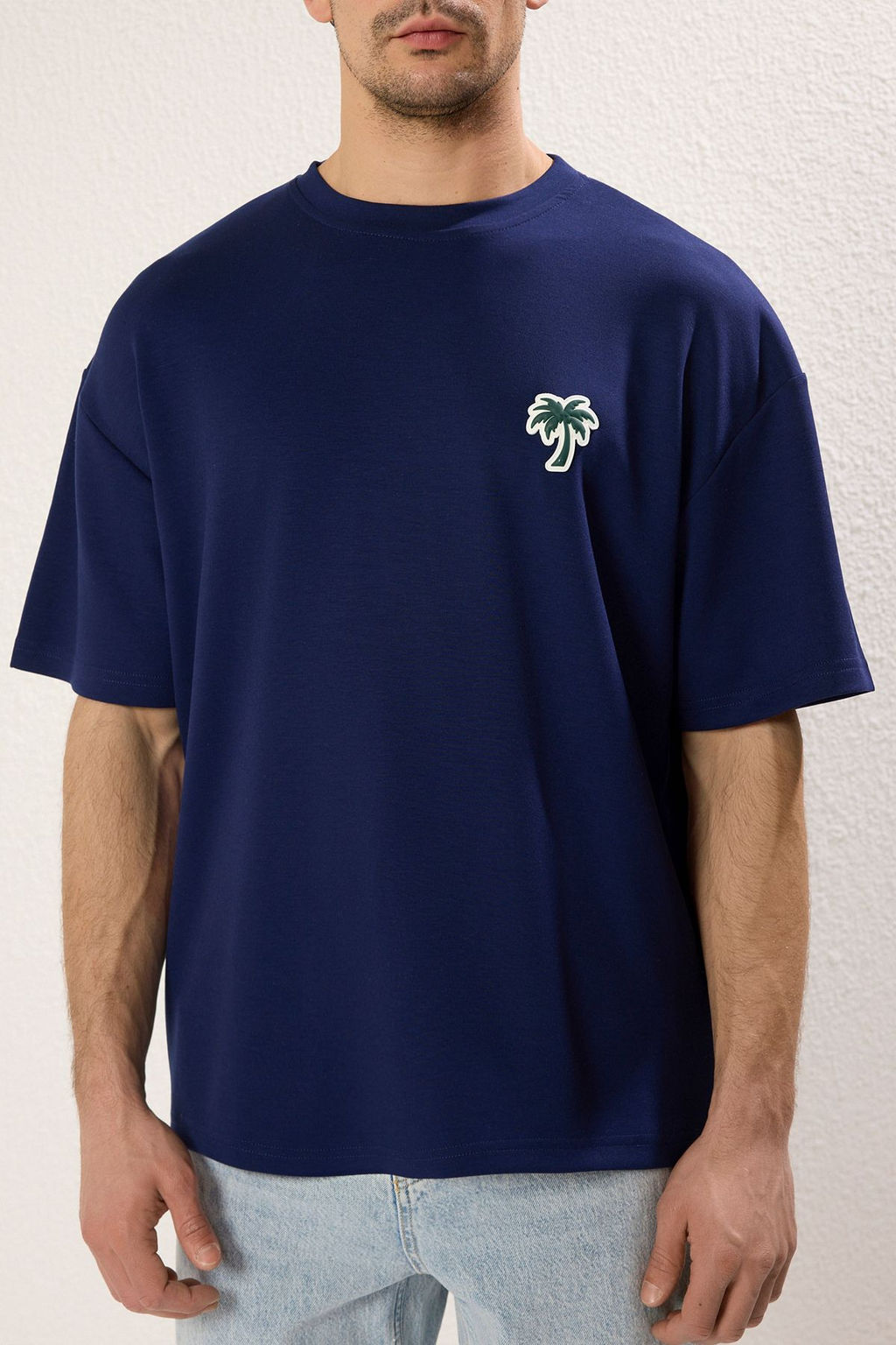 Lacivert Oversize/Genis Kesim Palmiye Patchli Interlok T-Shirt TMNSS25TS00024