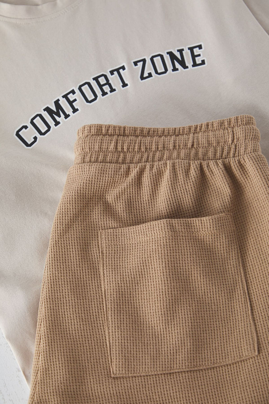 TRENDYOL MAN Bej Regular Fit Slogan Bask?l? Alt Dokulu Sortlu Orme Pijama Tak?m? TMNSS25PT00023 - Trendyolmilla фото 3