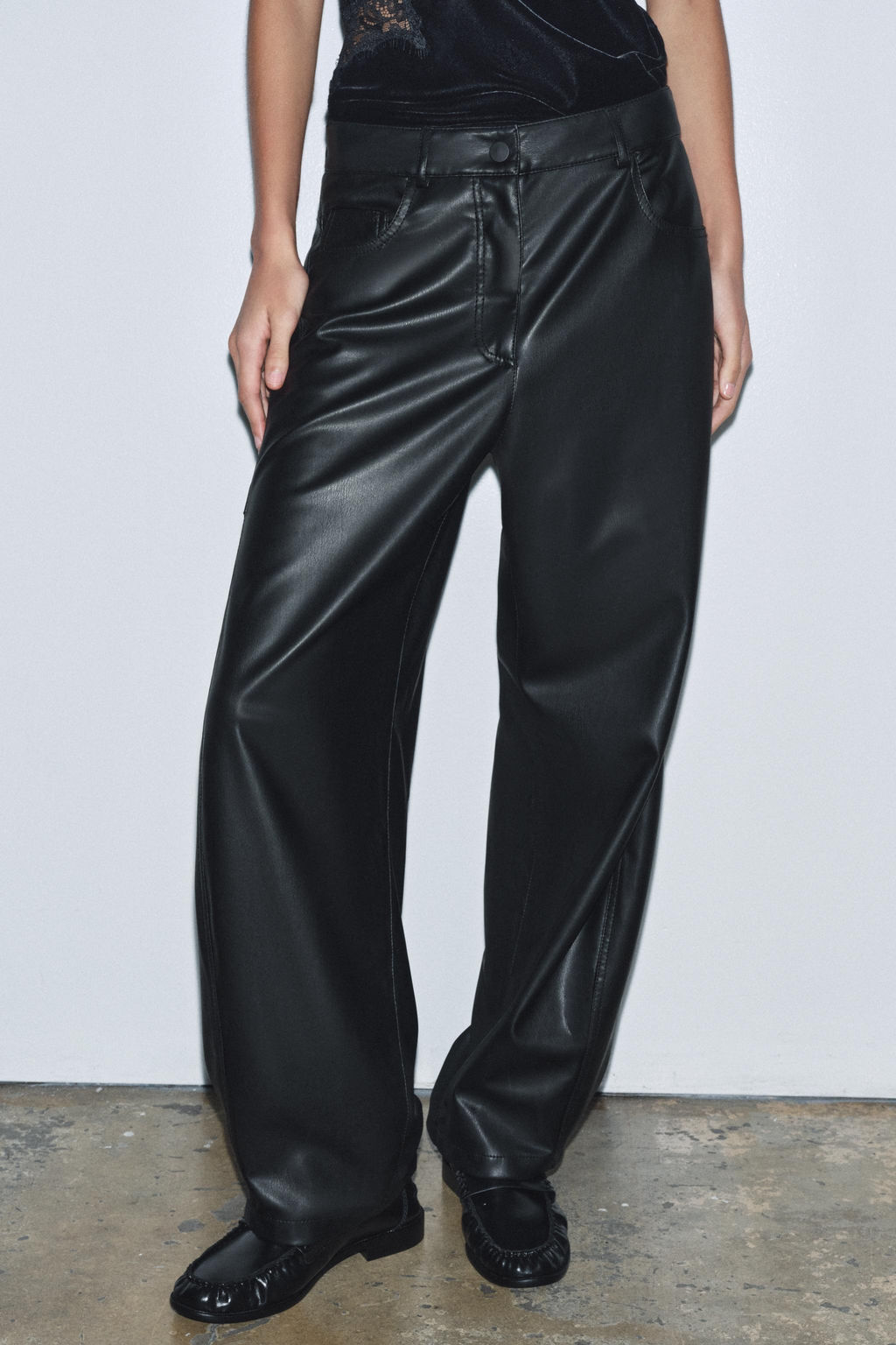 ZW COLLECTION BALLOON LEATHER EFFECT TROUSERS - Zara фото 2