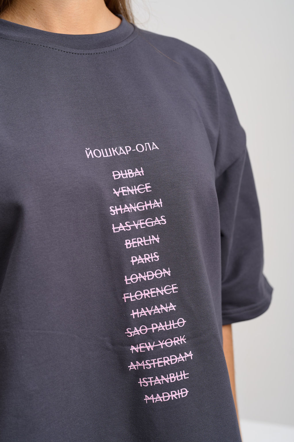 Футболка женская оверсайз серый "Зачеркнутые города"