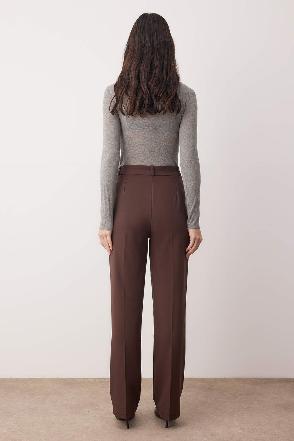 Koyu Kahverengi Limited Edition Straight/Duz Kesim Pilili Dokuma Kumas Pantolon TWOAW23PL00401