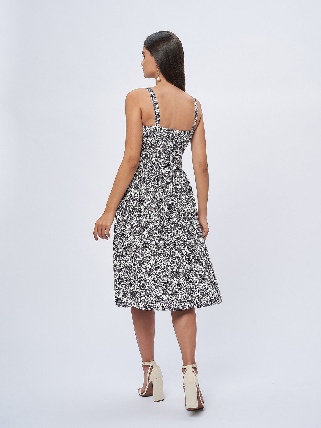 Платье белое с цветочным принтом на бретелях с расклешенной юбкой - 1001dress фото 3