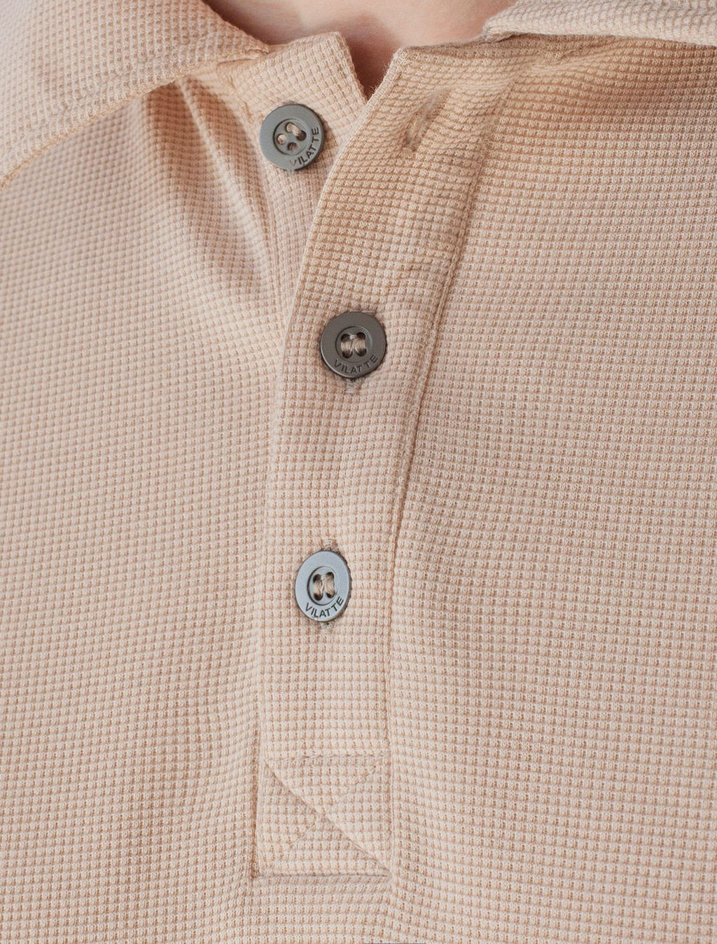 Поло из фактурного трикотажа с застежкой на пуговицы