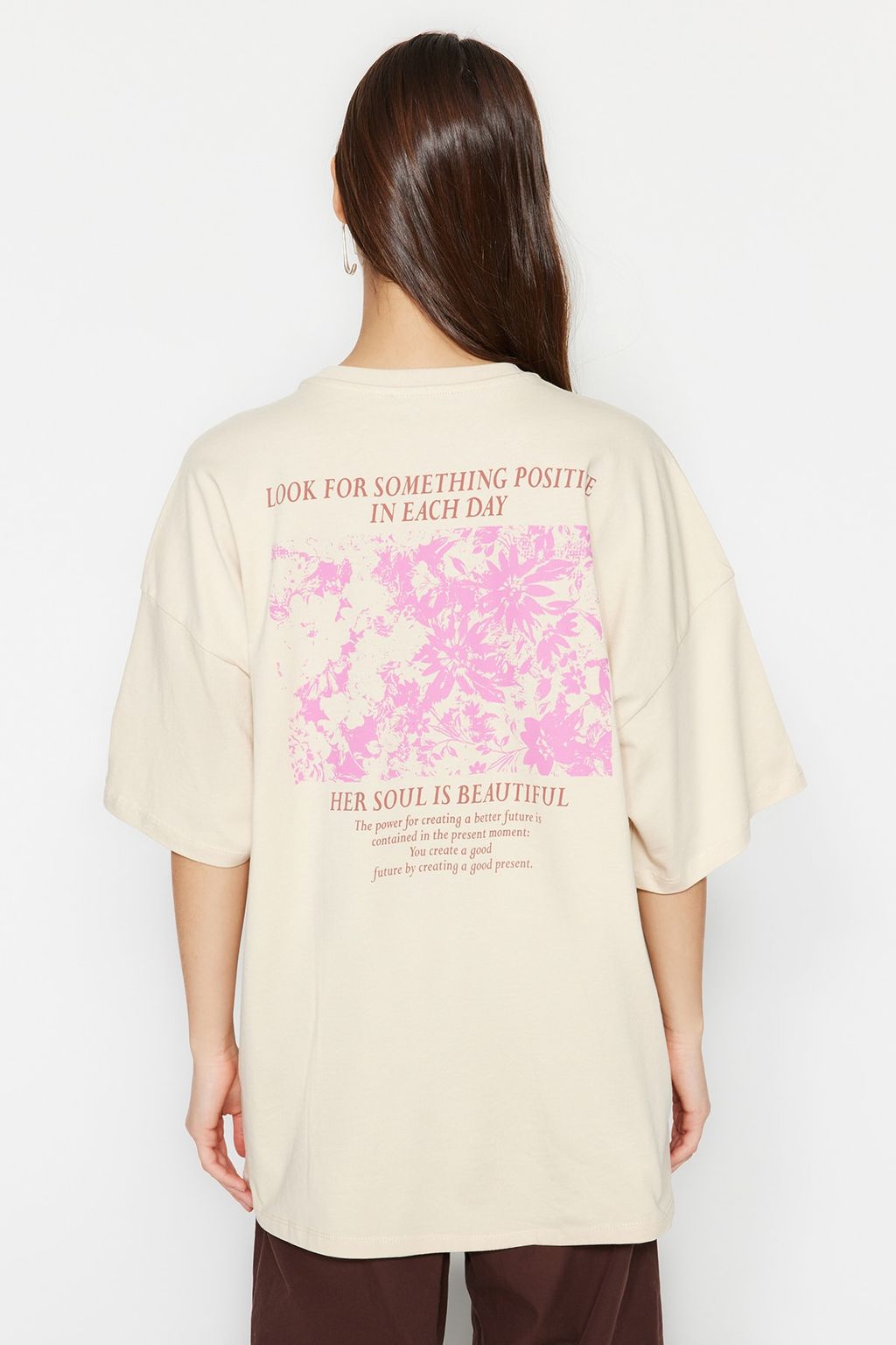 Premium Tas %100 Kal?n Pamuklu On ve Arka Bask?l? Oversize/Genis Kal?p Orme T-Shirt TWOSS23TS00269