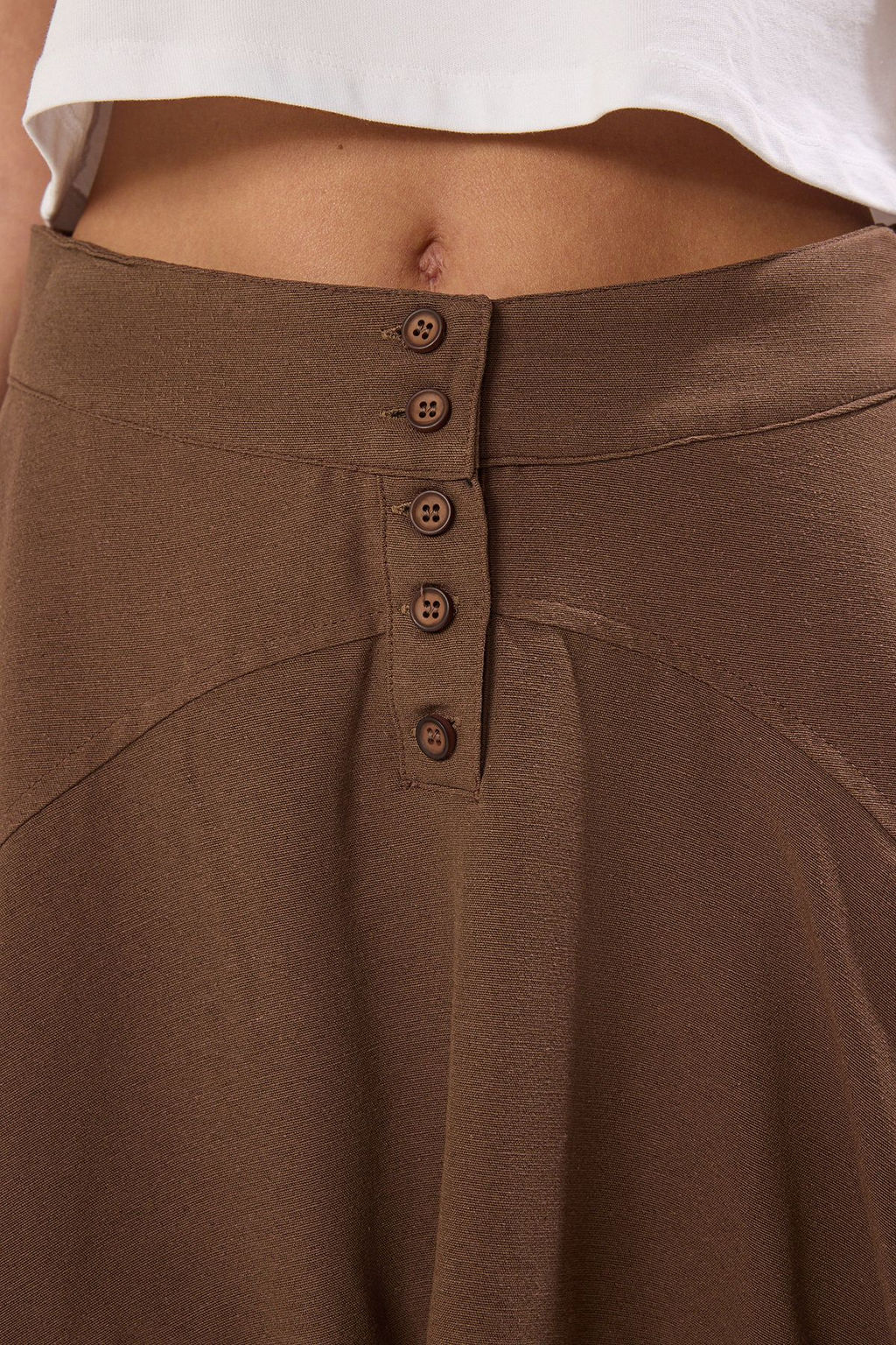 TRENDYOLMILLA Kahverengi Etek Ucu Volanl? Dugme Detayl? Mini Boy Keten Gorunumlu Dokuma Etek TWOSS25ET00125 фото 3