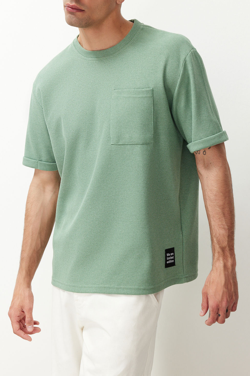 TRENDYOL MAN Siyah Oversize/Genis Kesim K?sa Kol Cepli Etiket Detayl? T-Shirt TMNSS23TS00077 - Trendyolmilla фото 6