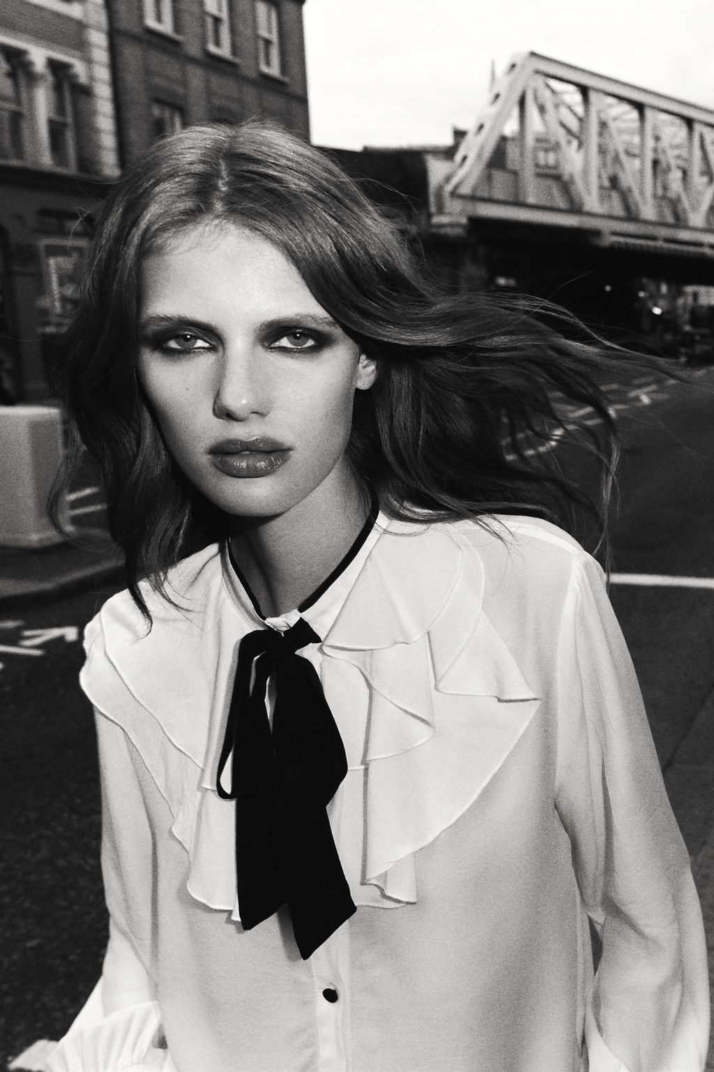 RUFFLED BLOUSE WITH CONTRAST BOW