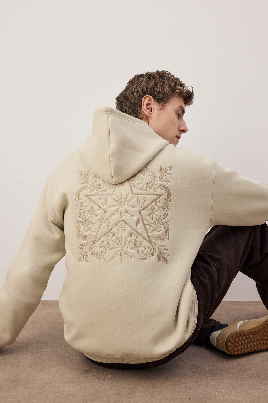 Tas Oversize/Genis Kesim S?rt? Nak?s Detayl? Kapusonlu Sweatshirt TMNAW25SW00142