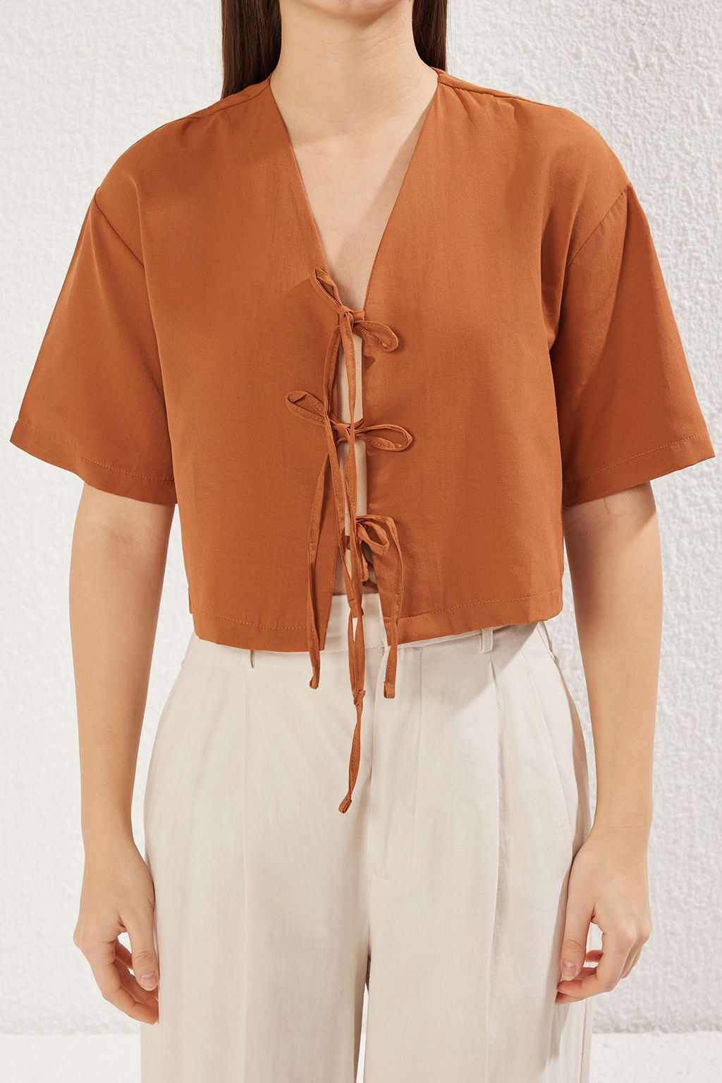Trendyolmilla Kahverengi Onden Baglama Detayl? Crop Dokuma Bluz TWOSS25BZ00098  фото 3