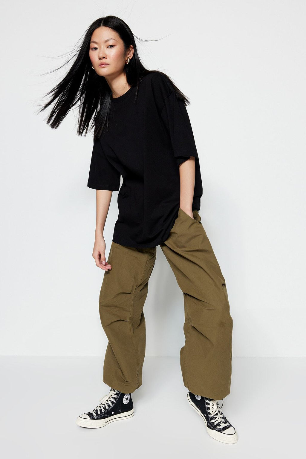 Siyah %100 Kal?n Pamuklu Premium Oversize/Genis Kal?p Bisiklet Yaka Orme T-Shirt TWOSS23TS00040