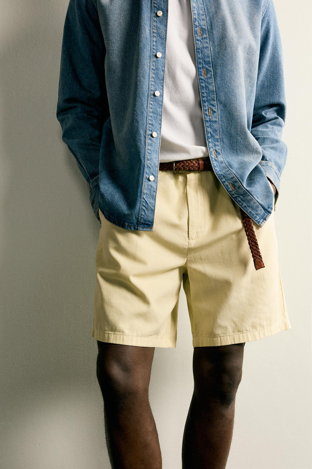 BERMUDA PLIEGUES REGULAR FIT / Amarillo claro