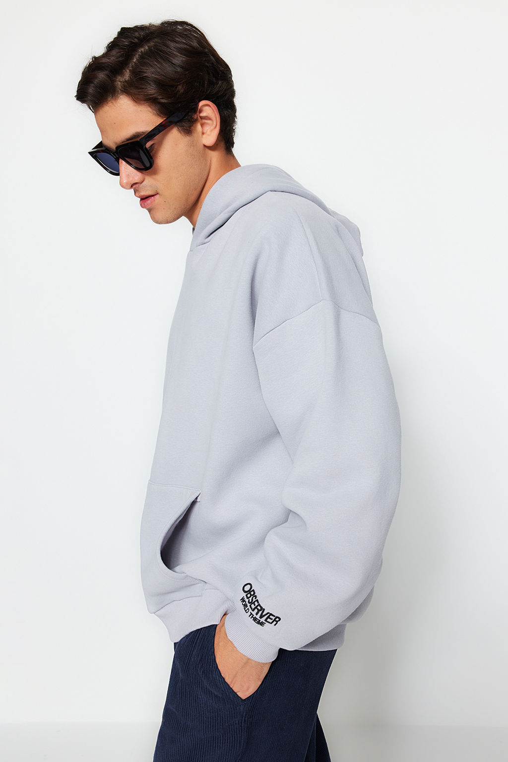 TRENDYOL MAN Siyah Kapusonlu Oversize/Genis Kesim Nak?sl? Etiketli Yumusak Kumas Sweatshirt TMNAW24SW00031 - Trendyolmilla фото 15