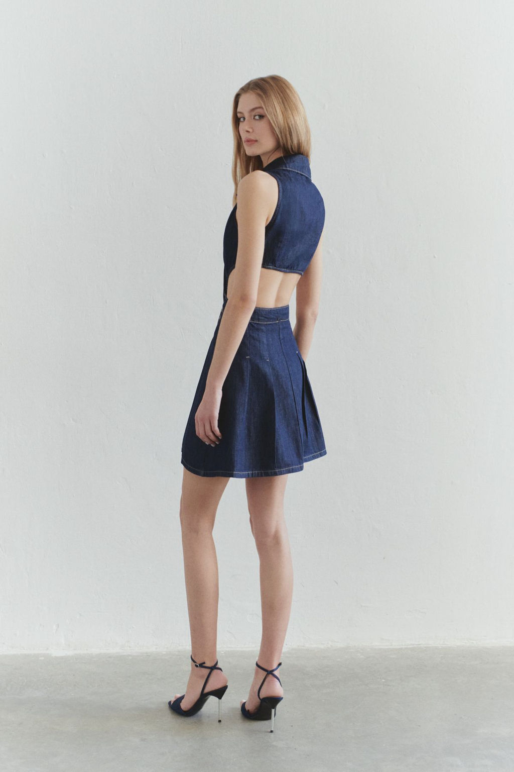 TRENDYOLMILLA Limited Edition Koyu Mavi Cut-Out Pencere Detayl? Gomlek Yaka Mini Denim Elbise TWOSS25EL00505  фото 2