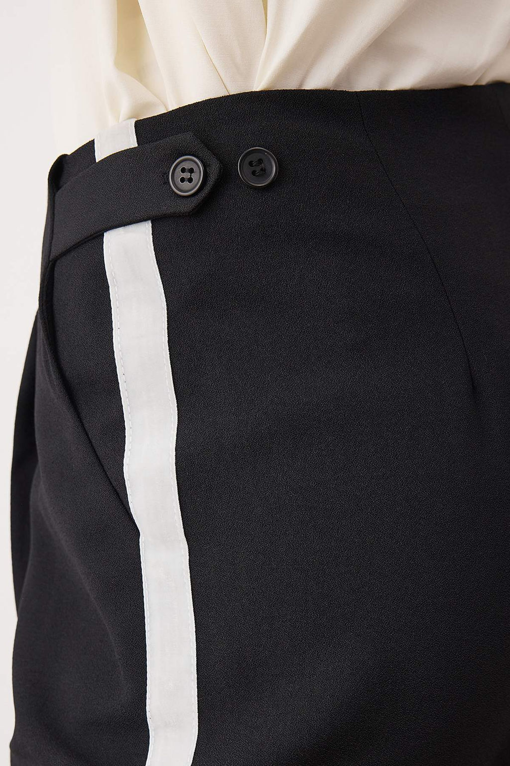 Siyah Yanlar? Serit Detayl? Wide Leg/Genis Paca Dokumlu Kumas Pantolon TWOAW26PL00066 - Trendyolmilla фото 4