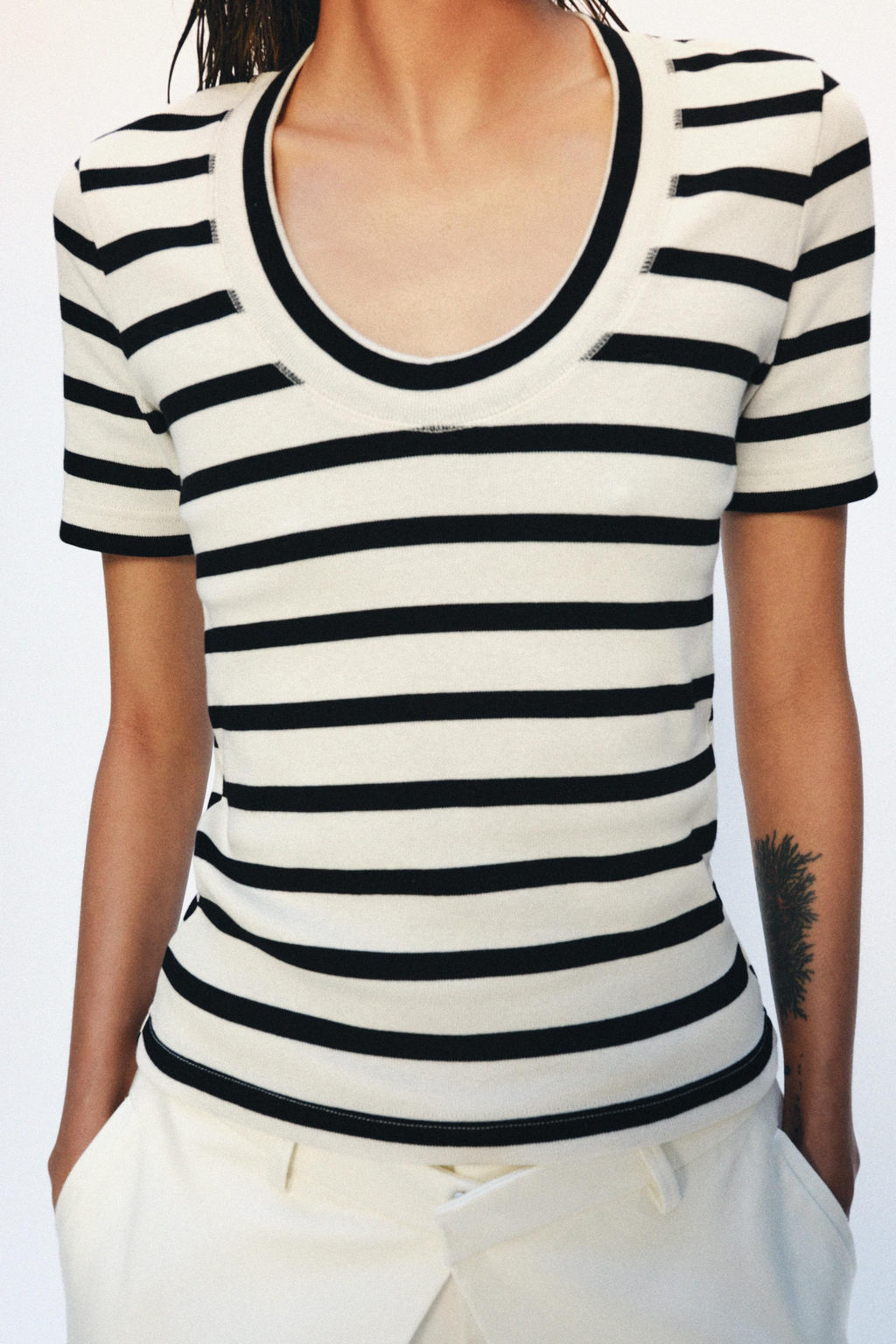 CAMISETA RIB ESCOTE REDONDO / Blanco / Negro