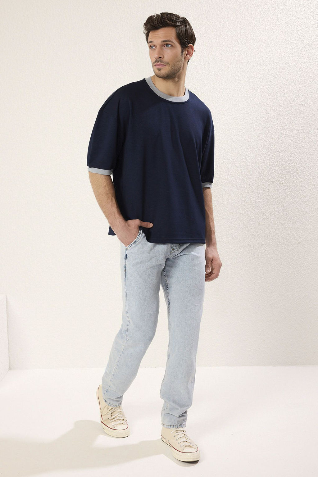 TRENDYOL MAN Ekru Boxy Fit/Kare Kesim Yumusak Doku Interlok Kumas T-Shirt TMNSS25TS00078