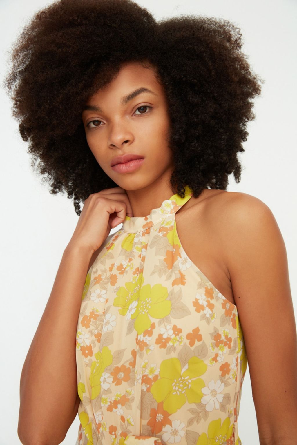 TRENDYOLMILLA Ekru Cicek Desenli Kusakl? A Kesim Halter Yaka Kolsuz Midi Astarl? Dokuma Elbise TWOSS20EL2536  фото 10