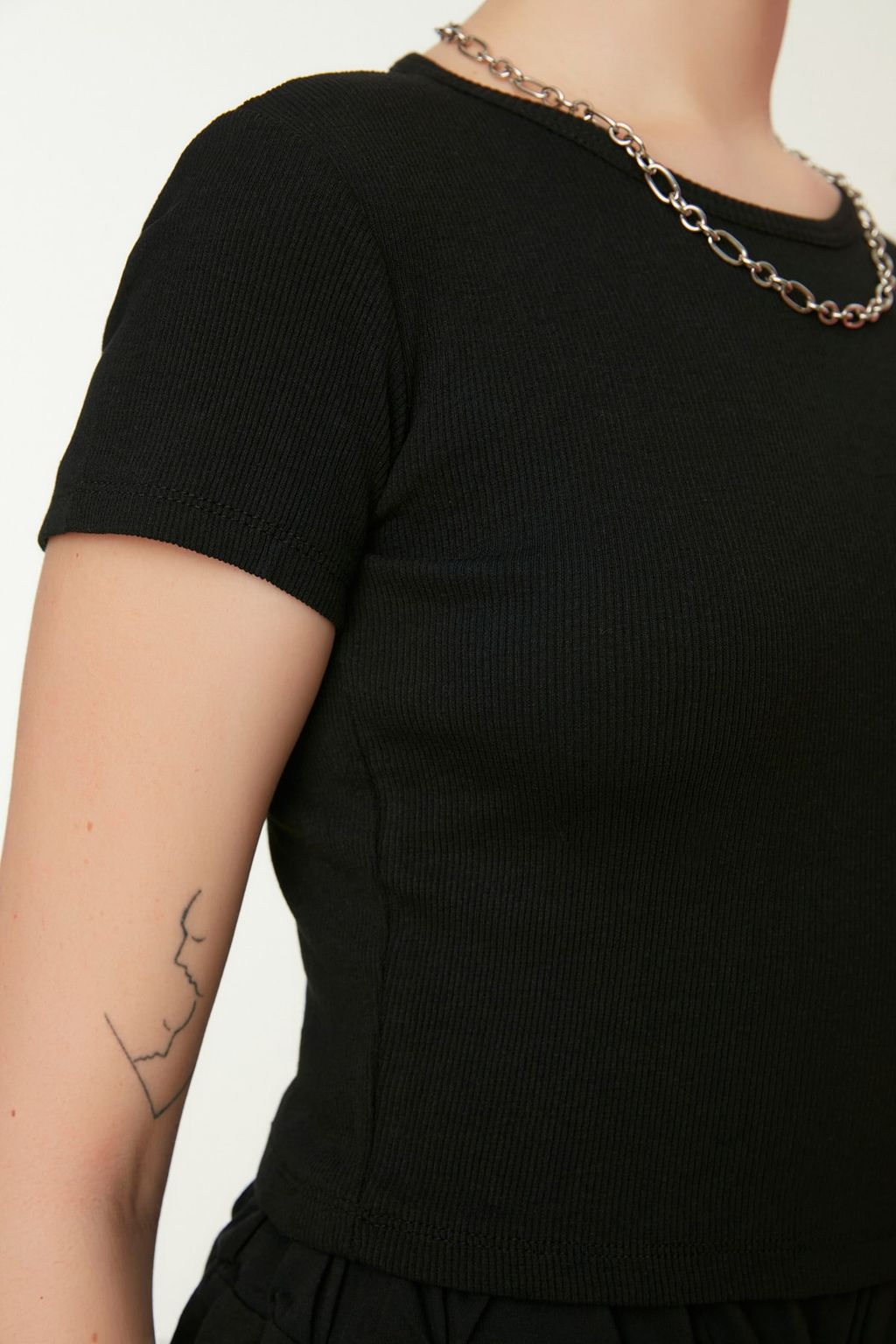 Trendyolmilla Siyah Fitted/Vucuda Oturan Bisiklet Yaka Crop Fitilli Esnek Orme Bluz TWOSS21BZ0779