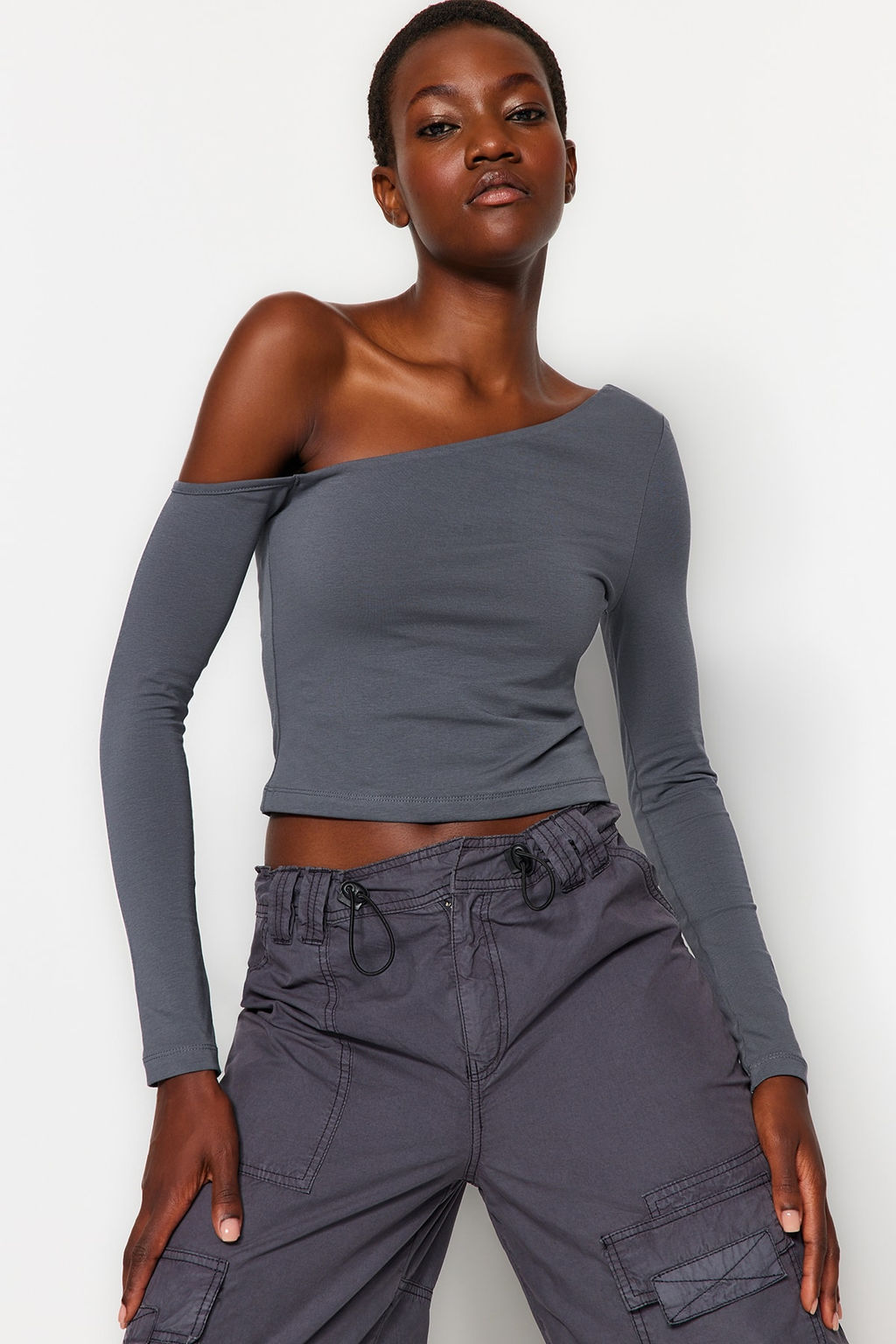 Antrasit Tek Omuz Pamuklu Esnek Fitted/Vucuda Oturan Crop Orme Bluz TWOAW24BZ00099